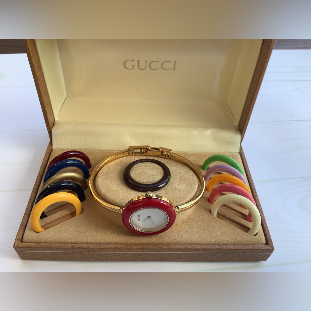 Authentic Gucci bangle watch w/ interchangeable bezels🌼🌺🌸